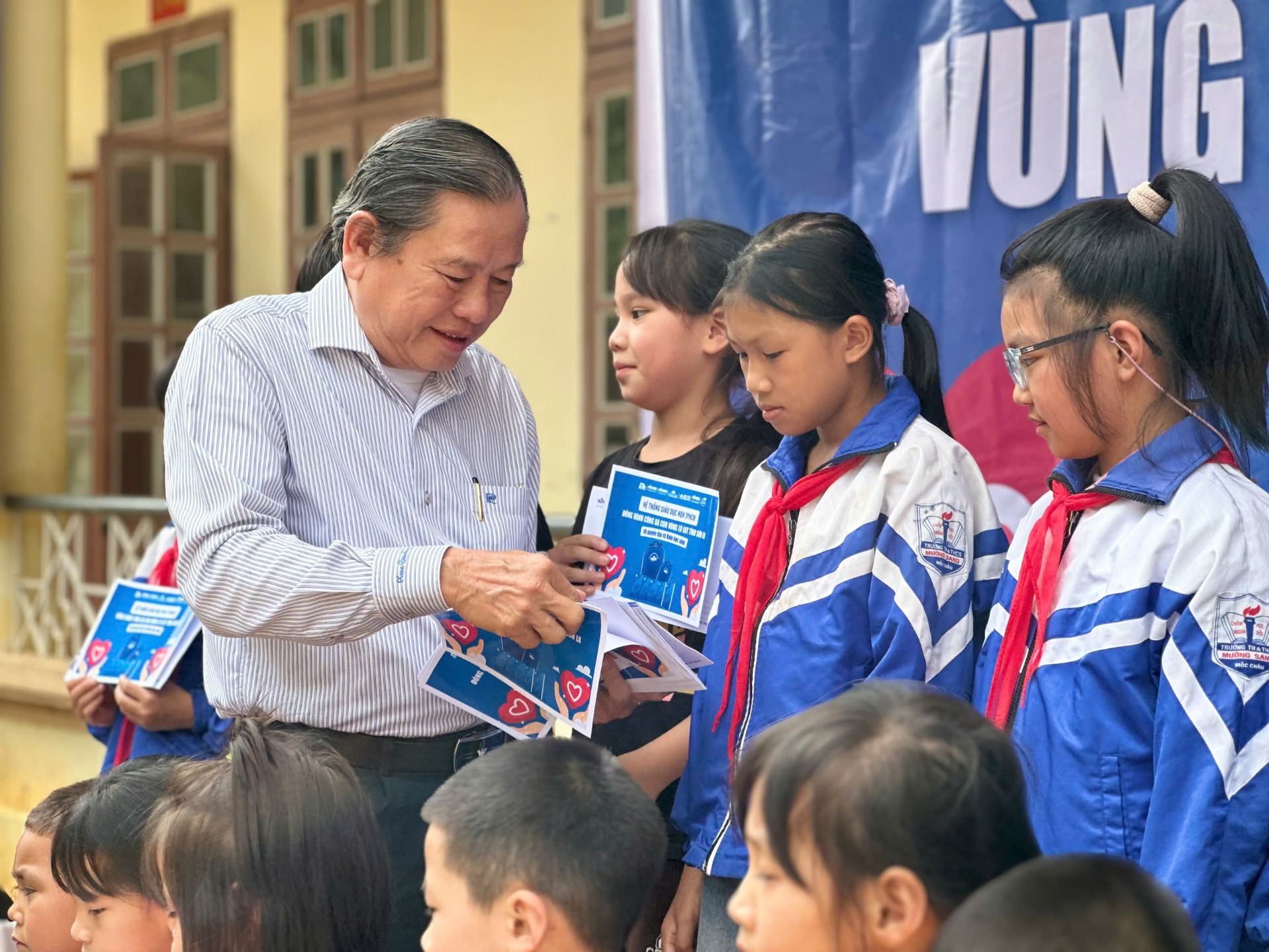 HỆ THỐNG GIÁO DỤC NQH ĐỒNG HÀNH CÙNG BÀ CON VÙNG LŨ LỤT TỈNH SƠN LA