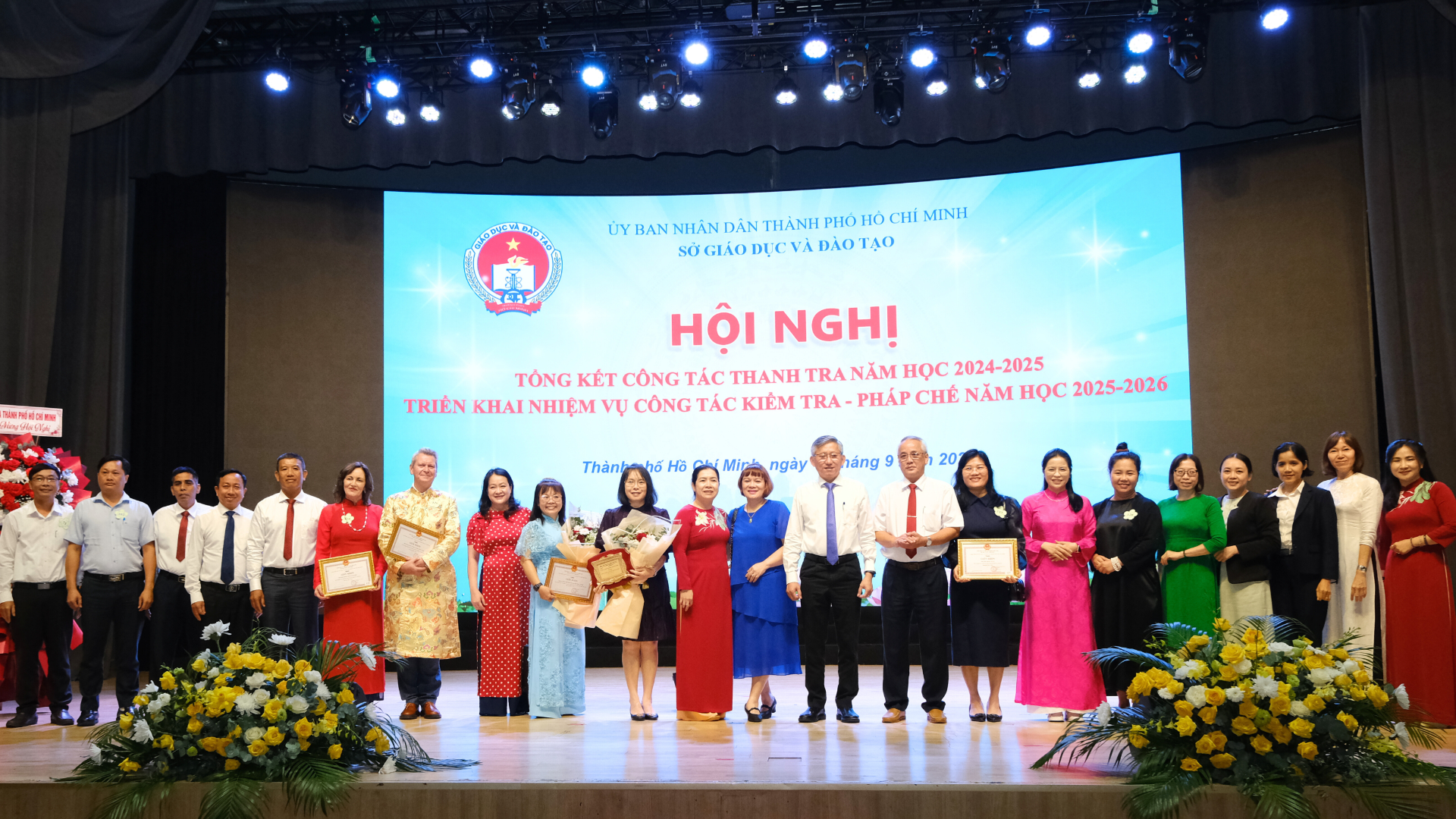 Hệ Thống Giáo Dục NQH Nhận Khen Thưởng